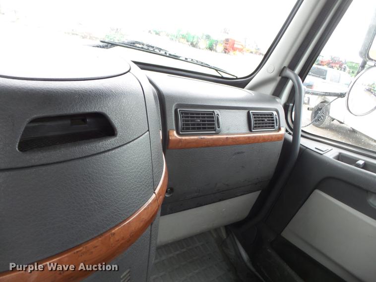 image for item CD9614 2005 Volvo VN semi truck