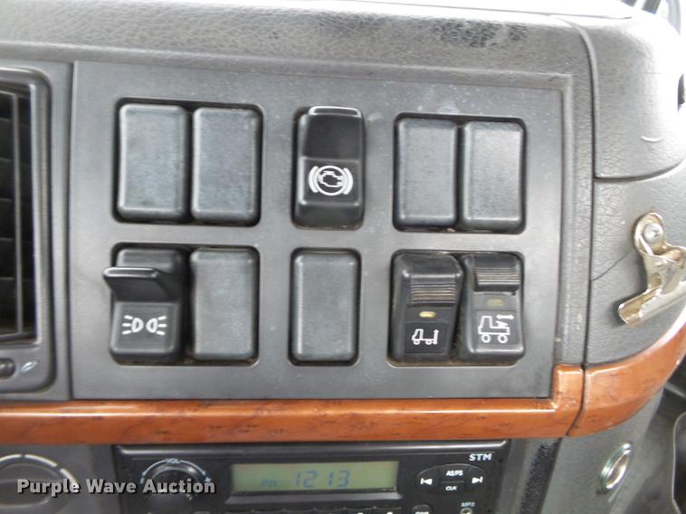 image for item CD9614 2005 Volvo VN semi truck