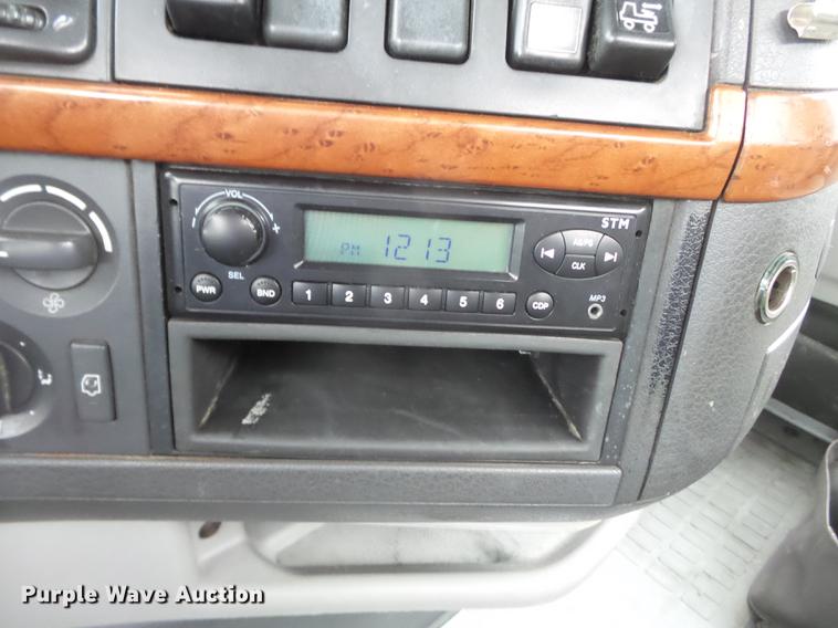 image for item CD9614 2005 Volvo VN semi truck