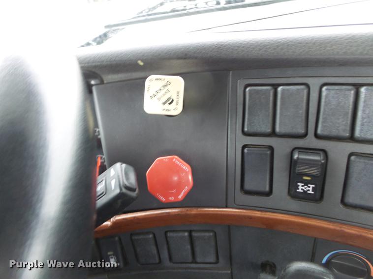 image for item CD9614 2005 Volvo VN semi truck