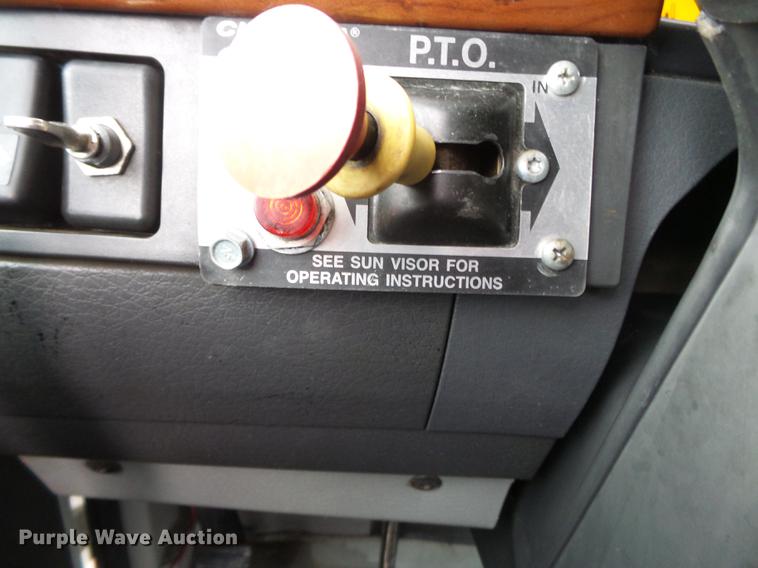 image for item CD9614 2005 Volvo VN semi truck