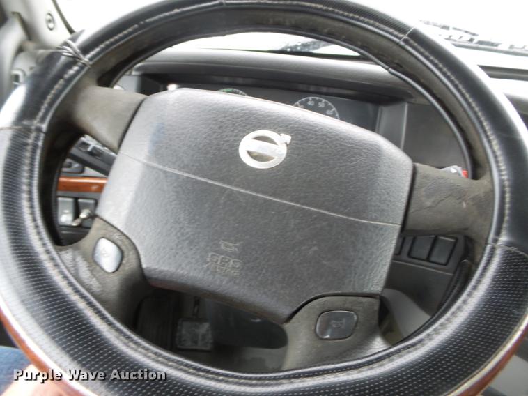 image for item CD9614 2005 Volvo VN semi truck