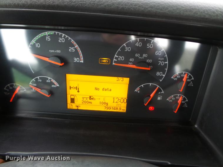 image for item CD9614 2005 Volvo VN semi truck