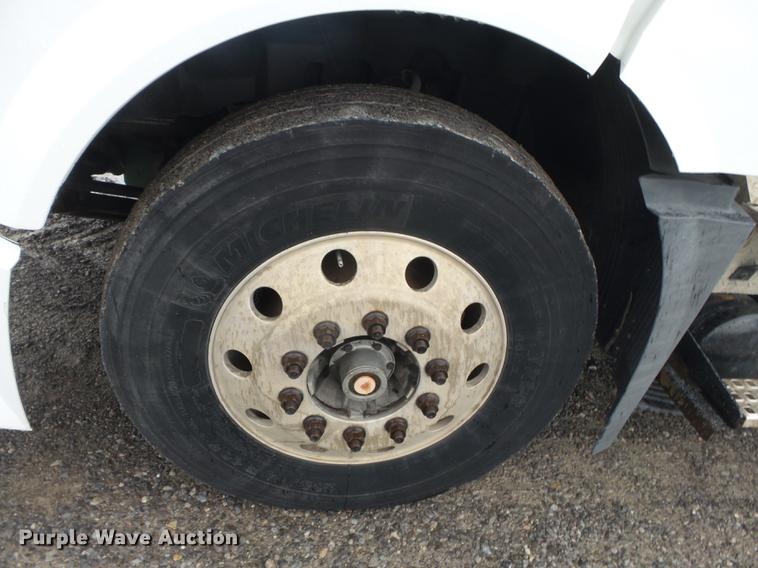 image for item CD9614 2005 Volvo VN semi truck