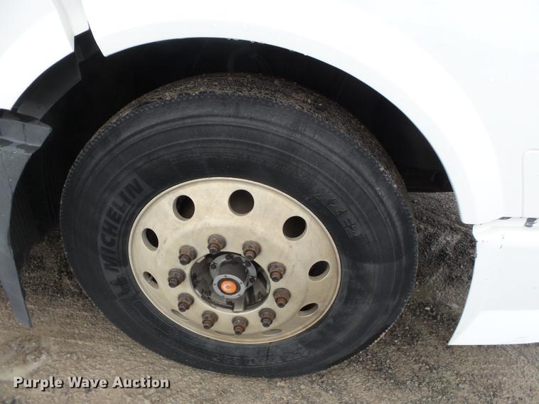 image for item CD9614 2005 Volvo VN semi truck