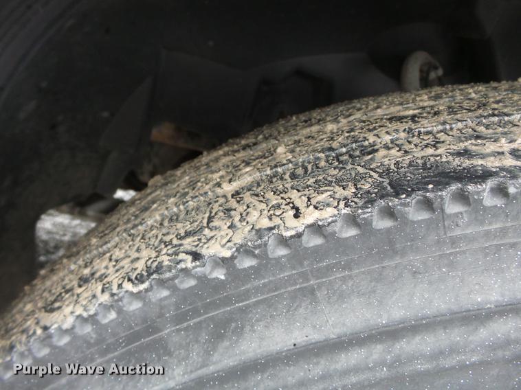 image for item CD9614 2005 Volvo VN semi truck