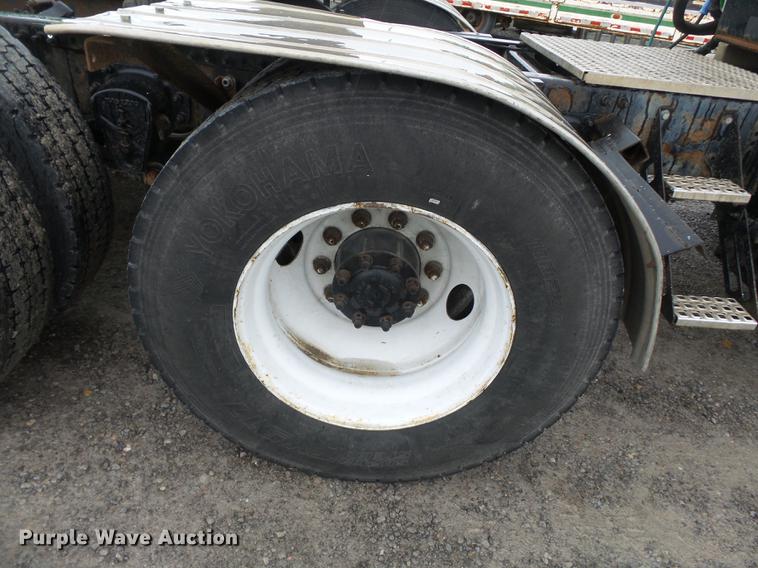 image for item CD9614 2005 Volvo VN semi truck