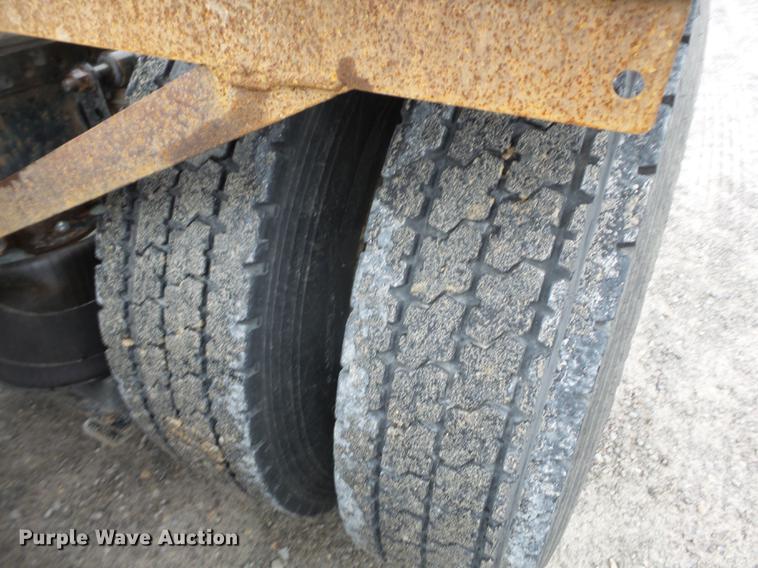 image for item CD9614 2005 Volvo VN semi truck