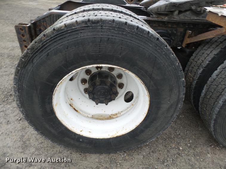 image for item CD9614 2005 Volvo VN semi truck