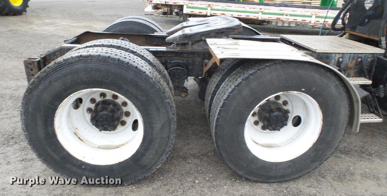 image for item CD9614 2005 Volvo VN semi truck