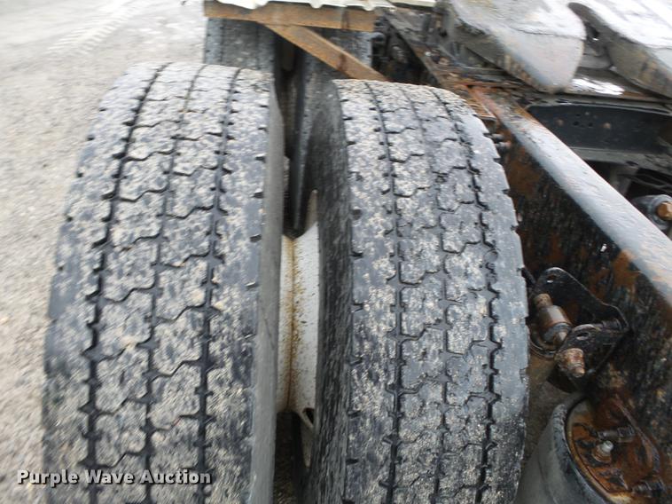 image for item CD9614 2005 Volvo VN semi truck