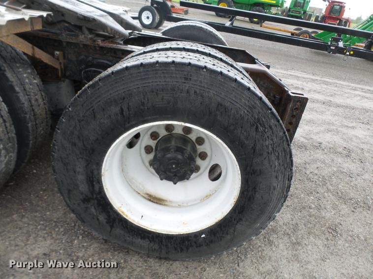 image for item CD9614 2005 Volvo VN semi truck