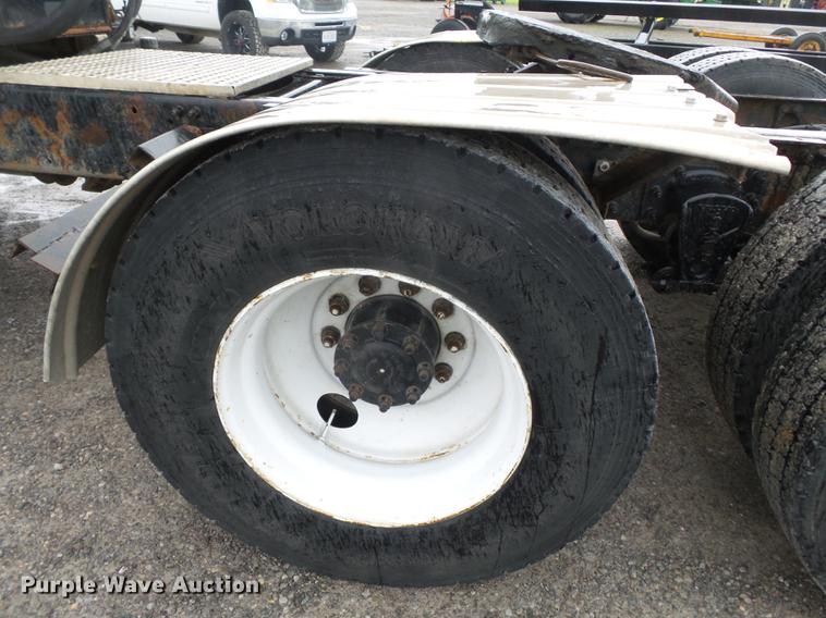 image for item CD9614 2005 Volvo VN semi truck