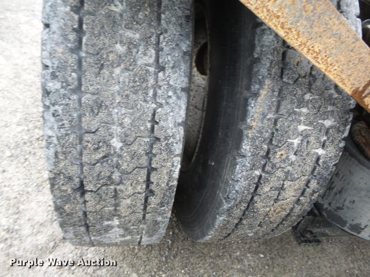 image for item CD9614 2005 Volvo VN semi truck