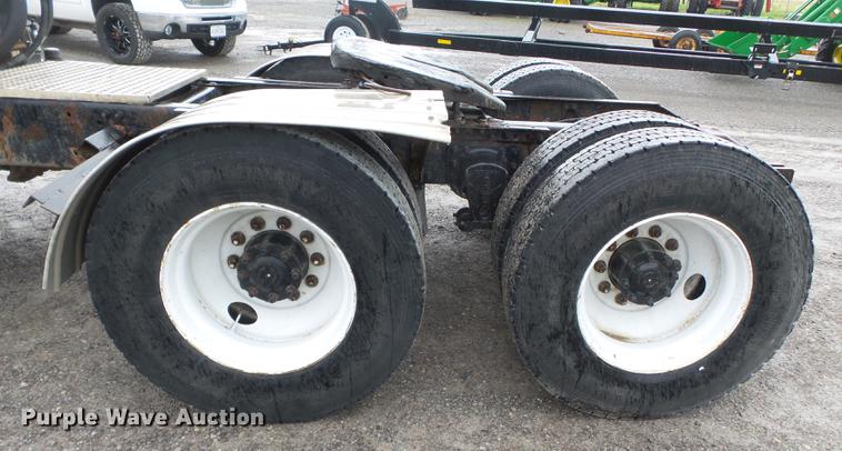 image for item CD9614 2005 Volvo VN semi truck