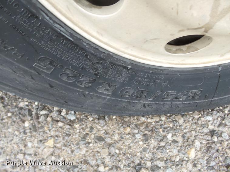 image for item CD9614 2005 Volvo VN semi truck