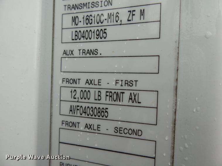 image for item CD9614 2005 Volvo VN semi truck