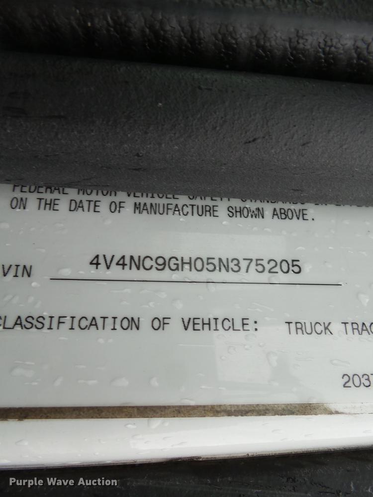 image for item CD9614 2005 Volvo VN semi truck