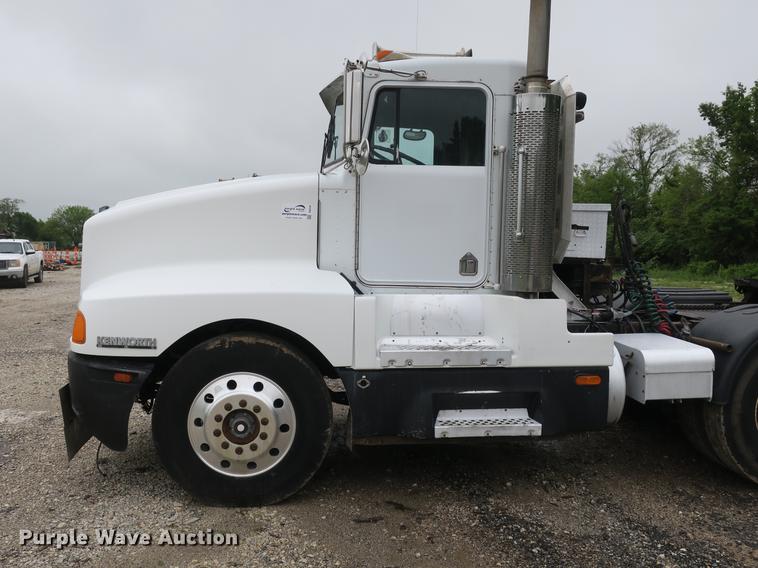 image for item DB8782 1989 Kenworth semi truck