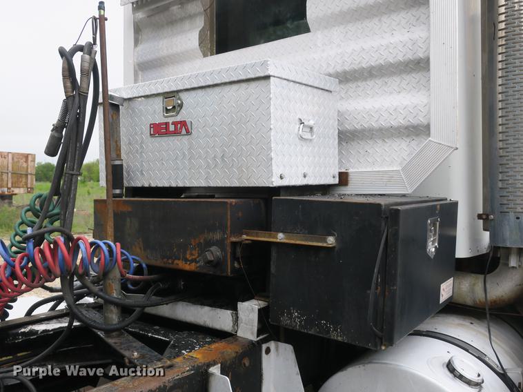 image for item DB8782 1989 Kenworth semi truck