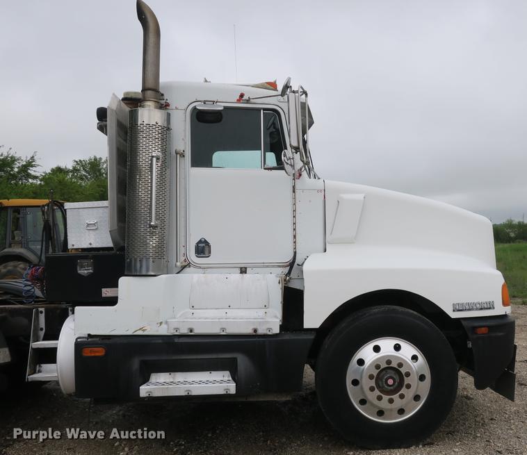 image for item DB8782 1989 Kenworth semi truck