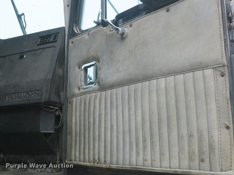 image for item DB8782 1989 Kenworth semi truck