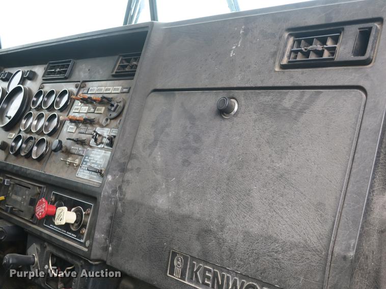 image for item DB8782 1989 Kenworth semi truck