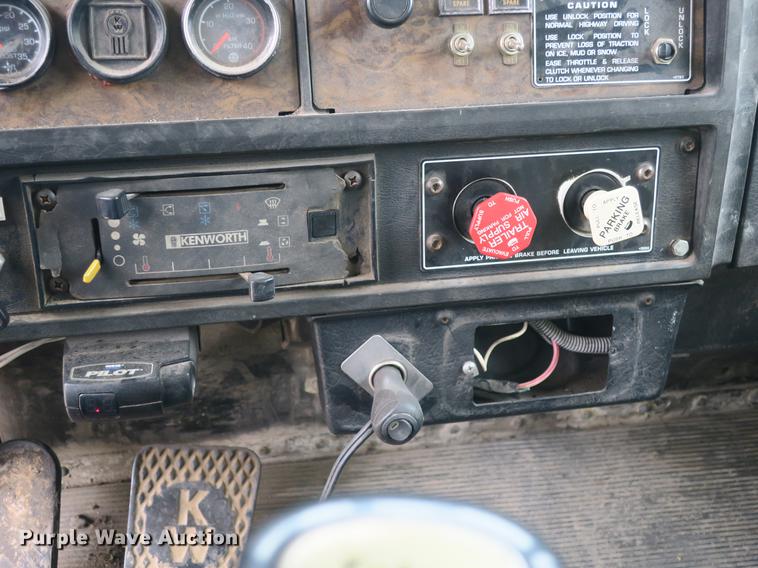 image for item DB8782 1989 Kenworth semi truck