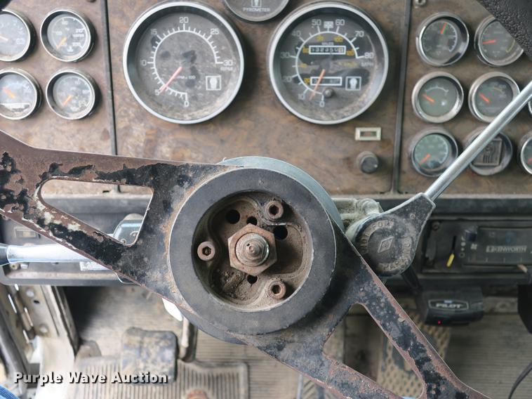 image for item DB8782 1989 Kenworth semi truck