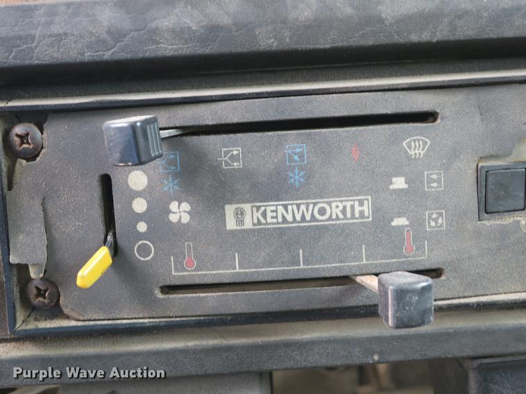 image for item DB8782 1989 Kenworth semi truck