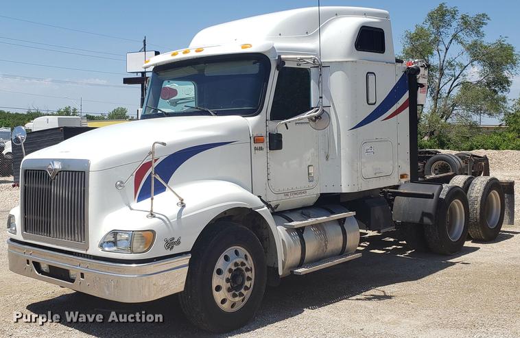 image for item DD4706 2007 International 9400i semi truck