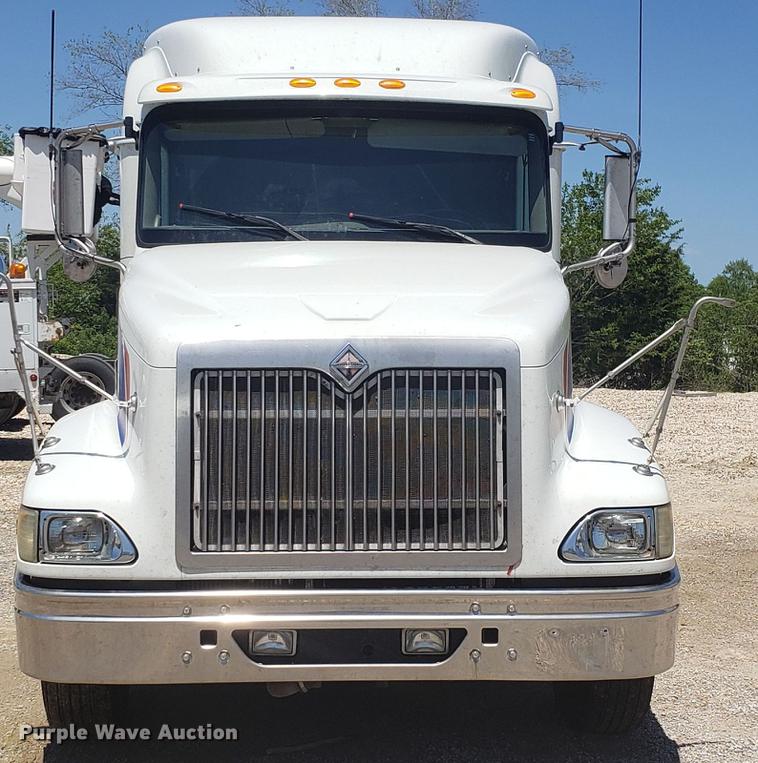 image for item DD4706 2007 International 9400i semi truck