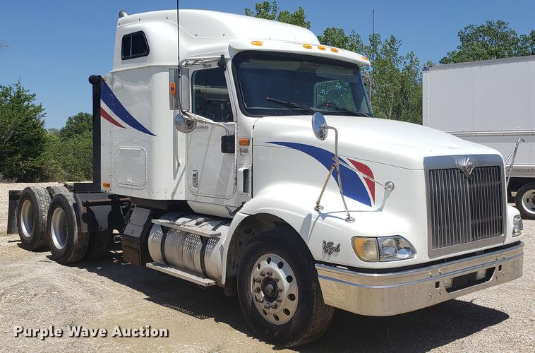 image for item DD4706 2007 International 9400i semi truck