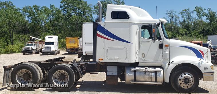 image for item DD4706 2007 International 9400i semi truck