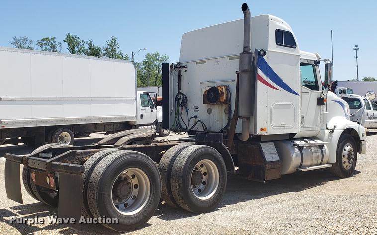 image for item DD4706 2007 International 9400i semi truck