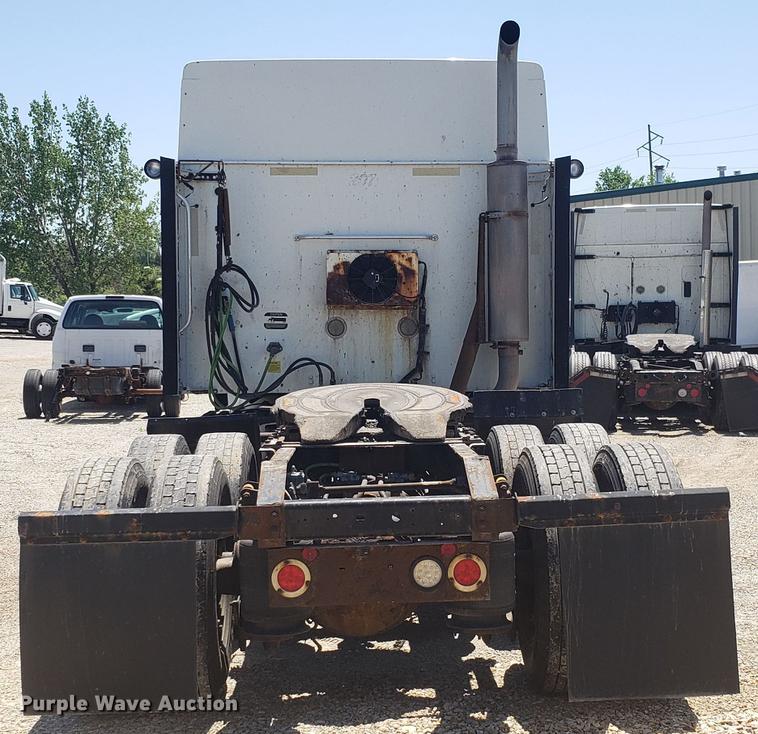 image for item DD4706 2007 International 9400i semi truck