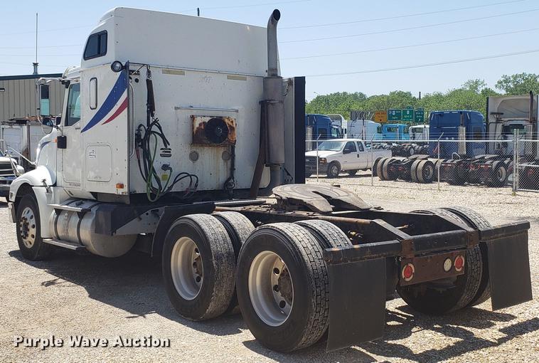 image for item DD4706 2007 International 9400i semi truck