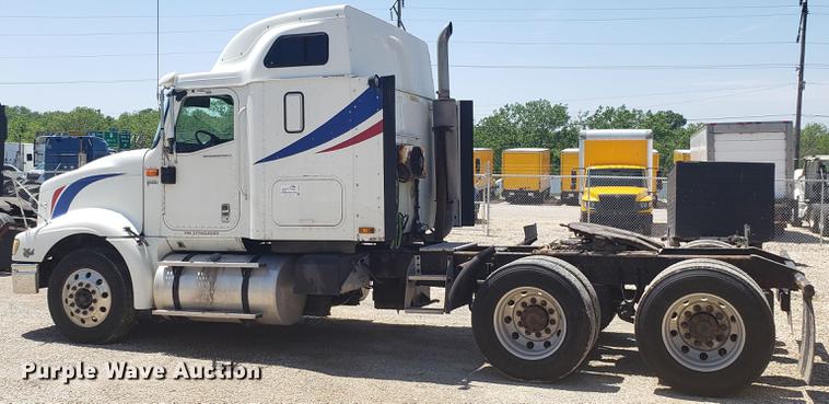 image for item DD4706 2007 International 9400i semi truck