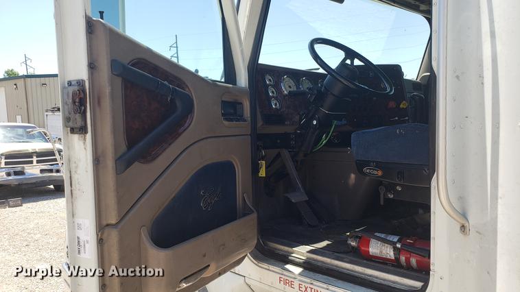 image for item DD4706 2007 International 9400i semi truck