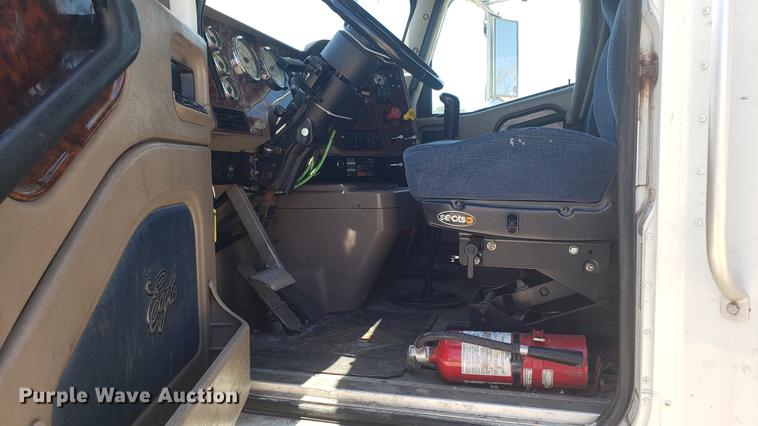 image for item DD4706 2007 International 9400i semi truck