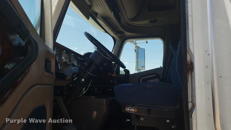 image for item DD4706 2007 International 9400i semi truck