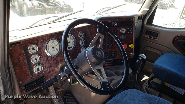 image for item DD4706 2007 International 9400i semi truck