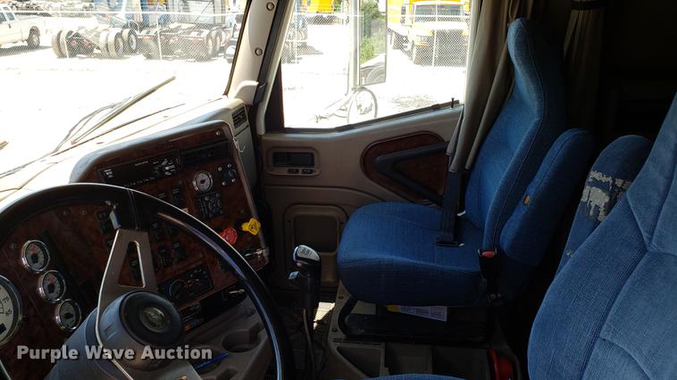 image for item DD4706 2007 International 9400i semi truck