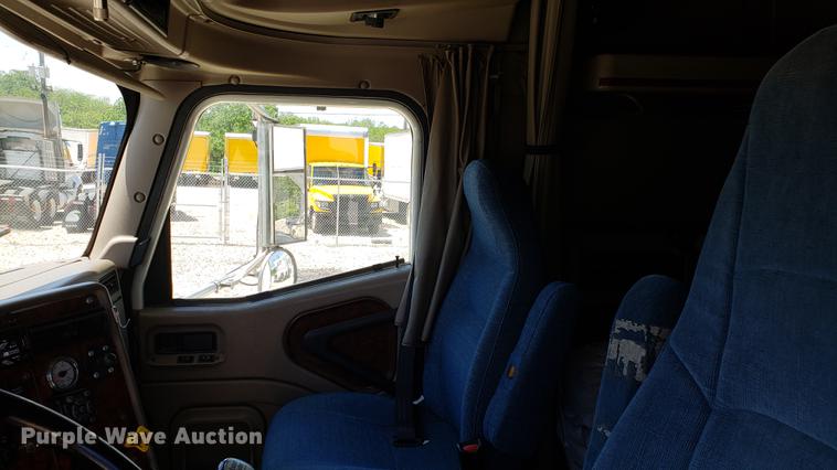 image for item DD4706 2007 International 9400i semi truck