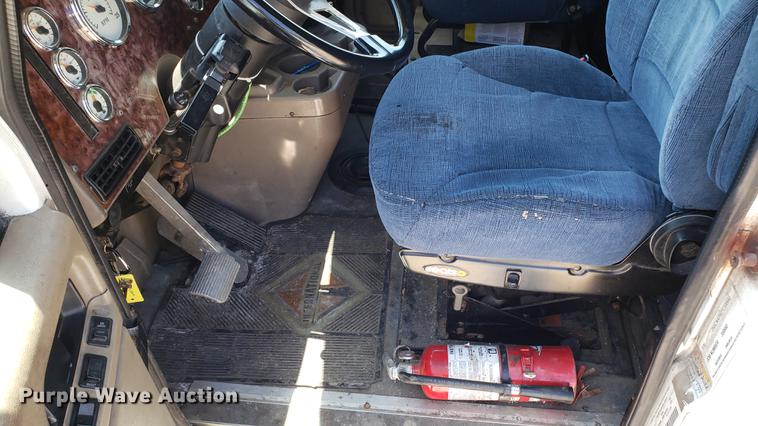 image for item DD4706 2007 International 9400i semi truck