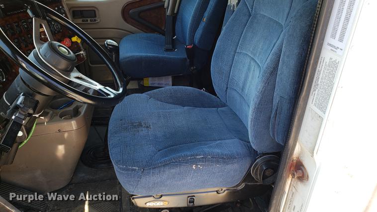 image for item DD4706 2007 International 9400i semi truck