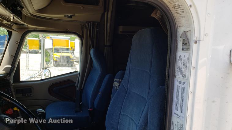 image for item DD4706 2007 International 9400i semi truck