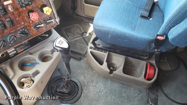 image for item DD4706 2007 International 9400i semi truck