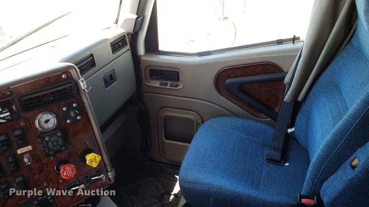 image for item DD4706 2007 International 9400i semi truck