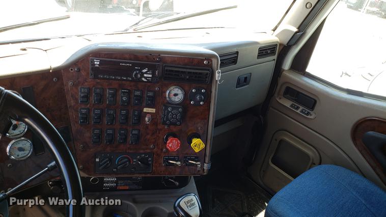 image for item DD4706 2007 International 9400i semi truck